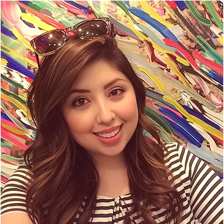 Mujer feliz con fondo artístico colorido, representando éxito en el curso PER online