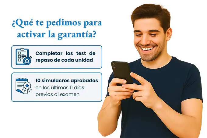 Estudiante satisfecho con móvil y condiciones visuales de la garantía del curso PER online