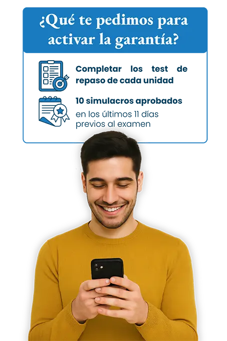Estudiante satisfecho con móvil y condiciones visuales de la garantía del curso PER online